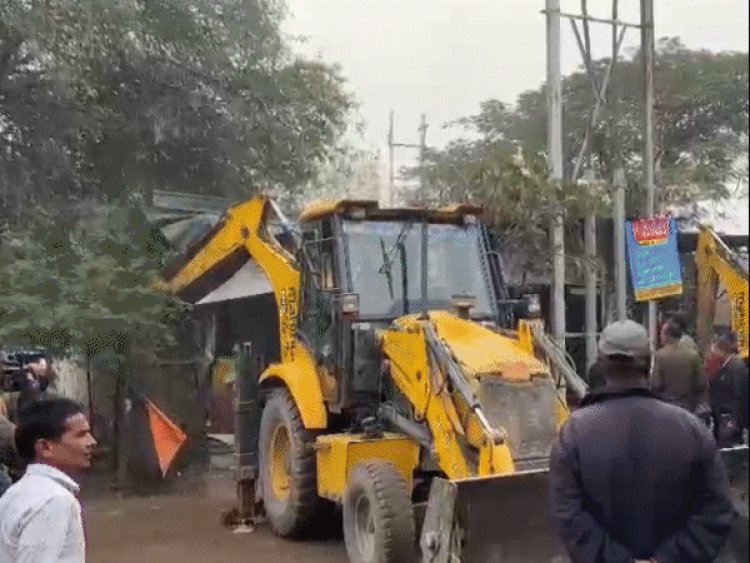 इंदौर में निगमकर्मी और बजरंग दल के कार्यकर्ता भिड़े:बहस के बाद लाठी-डंडे चले; नगर निगम के वाहनों में तोड़फोड़