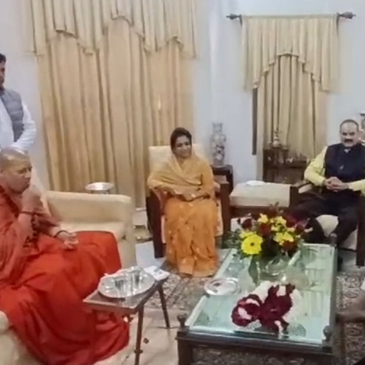 निरंजनी अखाड़े के पीठाधीश का देवास दौरा:स्वामी कैलाशनंद गिरी ने विधायक निवास पहुंचकर दिया महाकुंभ का निमंत्रण