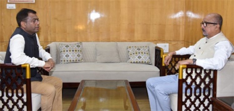 राज्यपाल रमेन डेका से राज्य चुनाव आयुक्त सिंह ने भेंट की