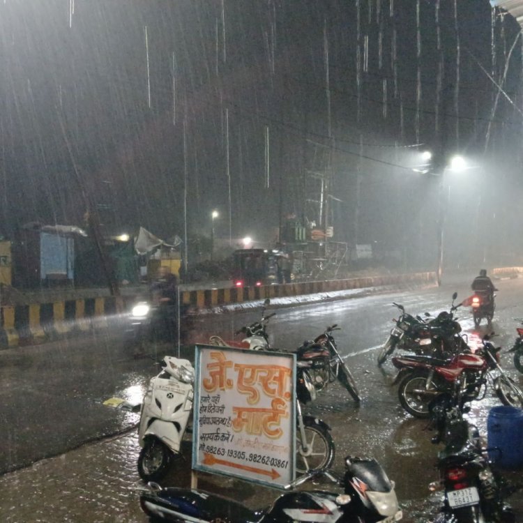 श्योपुर में शुक्रवार रात हुई जोरदार बारिश:न्यूनतम तापमान में 6 डिग्री सेल्सियस की गिरावट, ठंड से बचने के लिए अलाव का सहारा ले रहे लोग