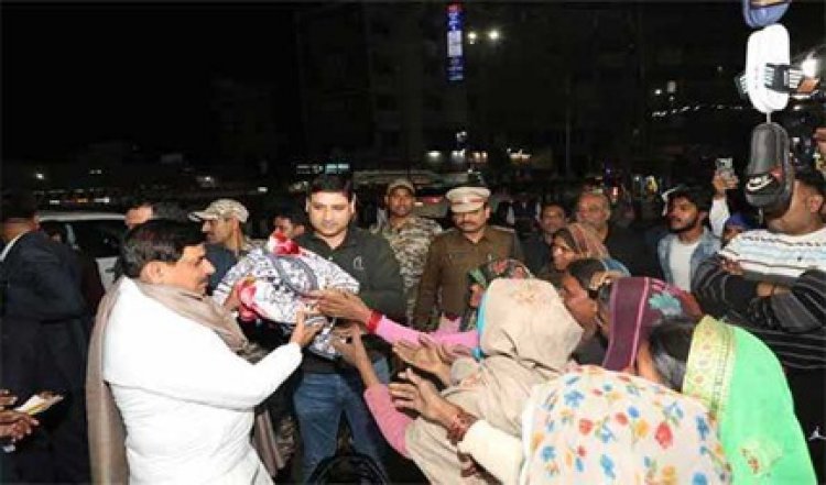 देर रात यादव पहुंचे रैन बसेरे, बांटे निराश्रितों को कंबल