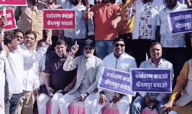 यूनियन कार्बाइड के जहरीले कचरे का पीथमपुर में विरोध:भाजपा-कांग्रेस के नेता एक साथ सड़क पर उतरे; कहा- यहां नहीं जलाने देंगे