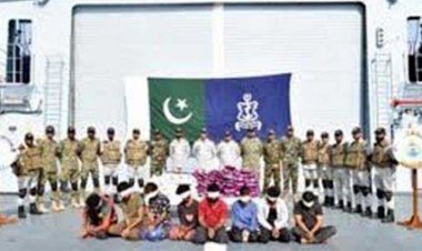 पाकिस्तानी नौसेना ने अरब सागर में जब्त की 10 लाख डॉलर की ड्रग्स