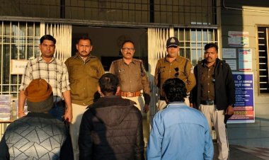 दमोह में अवैध हथियार फैक्ट्री पर छापा:चैनपुरा मोहल्ले से 3 आरोपी गिरफ्तार, 10 देसी कट्टे, दो-दो रिवॉल्वर और पिस्टल जब्त