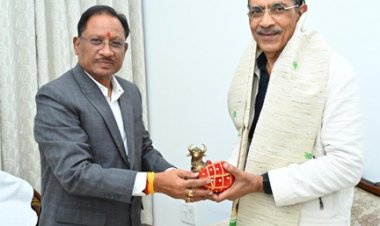 मुख्यमंत्री विष्णु देव साय से सुप्रसिद्ध फिल्म निर्माता एवं निर्देशक प्रकाश झा ने की सौजन्य मुलाकात