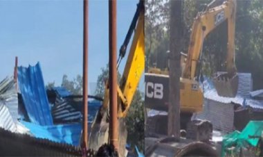 ठेकेदार सुरेश चंद्राकर के अवैध कब्जे पर चला प्रशासन का बुलडोजर