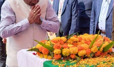 मुख्यमंत्री विष्णुदेव साय ने शहीद जवानों को पुष्पचक्र अर्पित कर दी भावभीनी श्रद्धांजलि