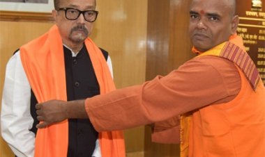 राज्यपाल डेका से योगाचार्य ने की भेंट