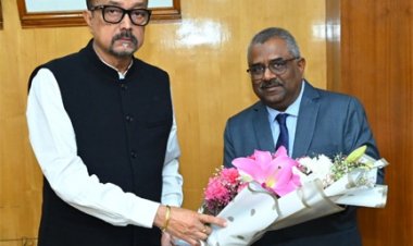 राज्यपाल डेका से रेल्वे अधिकारियों ने की सौजन्य भेंट