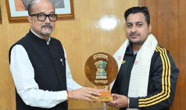 राज्यपाल डेका से पैरा एशिया कप के गोल्ड मेडल विजेता झा ने सौजन्य भेंट की
