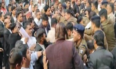 रायपुर कोर्ट में युवक को वकीलों ने पीटा