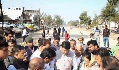 महापौर-विधायक ने किया मास्टर प्लान सड़क का निरीक्षण:बोले- यह पश्चिम इंदौर की लाइफलाइन बनेगी; यू-टर्न सुविधाओं पर विशेष जोर