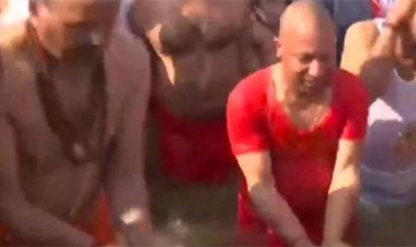 योगी आदित्यनाथ ने मंत्रियों संग गंगा में लगाई डुबकी