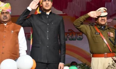 निवाड़ी में प्रभारी मंत्री कुशवाहा ने फहराया तिरंगा:परेड की ली सलामी, बच्चों ने दी सांस्कृतिक प्रस्तुती