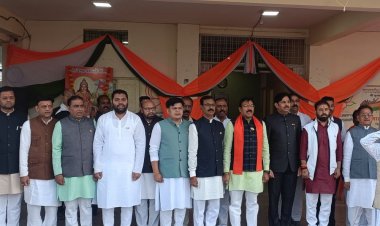 बड़वानी में 76वें गणतंत्र दिवस पर अनूठी पहल:भाजपा जिलाध्यक्ष ने बूथ अध्यक्ष से तिरंगा फहराया, सांसद-विधायक भी मौजूद थे