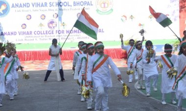 आनंद विहार विद्यालय में गणतंत्र दिवस का भव्य आयोजन:वाइस एडमिरल बिमल वर्मा ने फहराया तिरंगा, छात्रों ने दी सांस्कृतिक प्रस्तुतियां