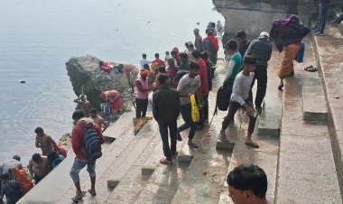 मौनी अमावस्या पर कानपुर के नजफगढ़ घाट पर भारी भीड़:कड़ाके की ठंड में भी स्नान करने पहुंच रहे हैं श्रद्धालु, दान-पुण्य के साथ की पूजा-अर्चना