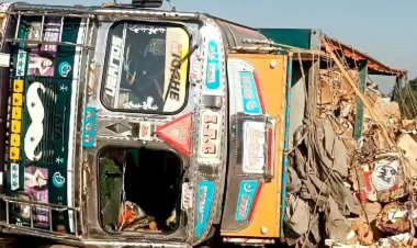 गाय को बचाने में पलटा कबाड़ से भरा ट्रक:शिवपुरी के NH-46 पर हादसा, एक लेन बाधित; क्रेन भी नहीं हटा पाई वाहन