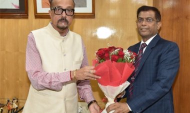 राज्यपाल डेका से राज्य निर्वाचन आयुक्त ने की सौजन्य भेंट