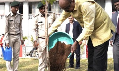राज्यपाल रमेन डेका ने कलेक्टर कार्यालय परिसर में किया एक पेड़ माँ के नाम पर पौधे रोपण
