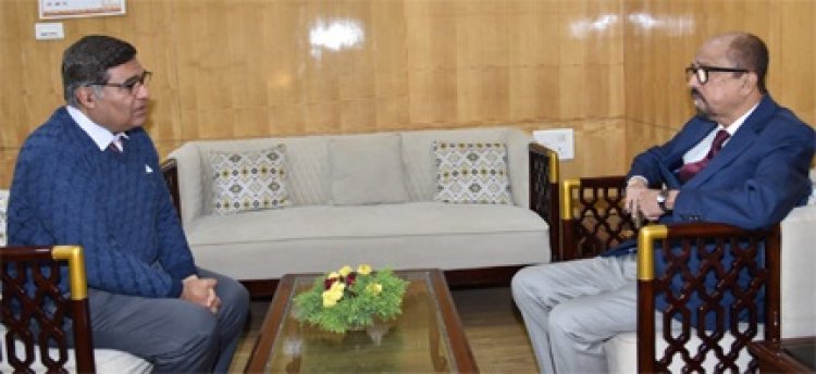 राज्यपाल डेका से संभागीय रेलवे प्रबंधक ने सौजन्य भेंट की
