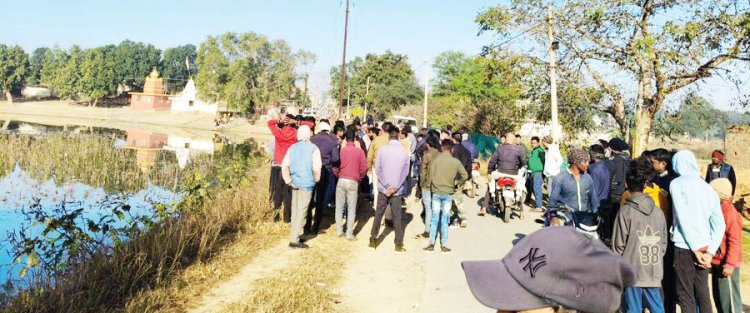 तालाब में बाइक सहित युवक की लाश मिली, जांच में जुटी पुलिस