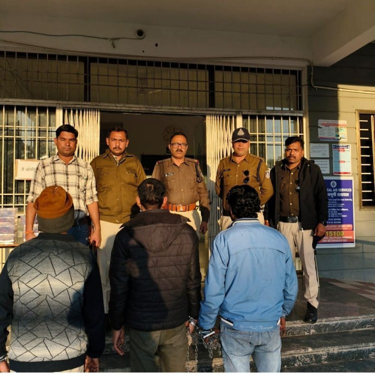 दमोह में अवैध हथियार फैक्ट्री पर छापा:चैनपुरा मोहल्ले से 3 आरोपी गिरफ्तार, 10 देसी कट्टे, दो-दो रिवॉल्वर और पिस्टल जब्त