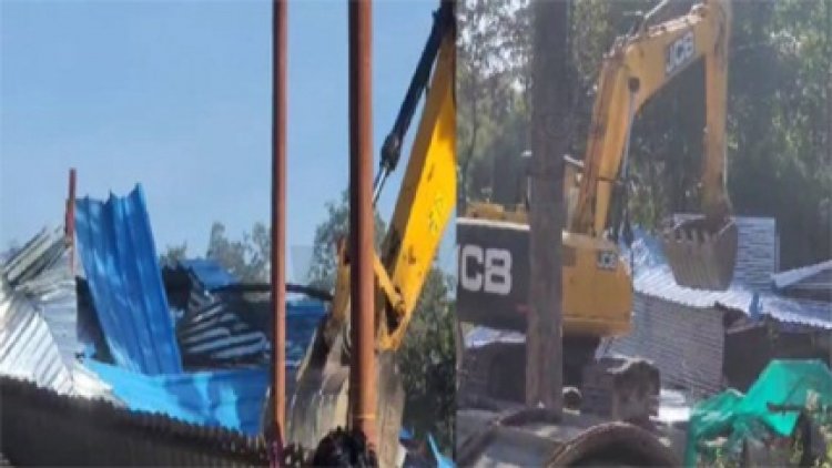 ठेकेदार सुरेश चंद्राकर के अवैध कब्जे पर चला प्रशासन का बुलडोजर