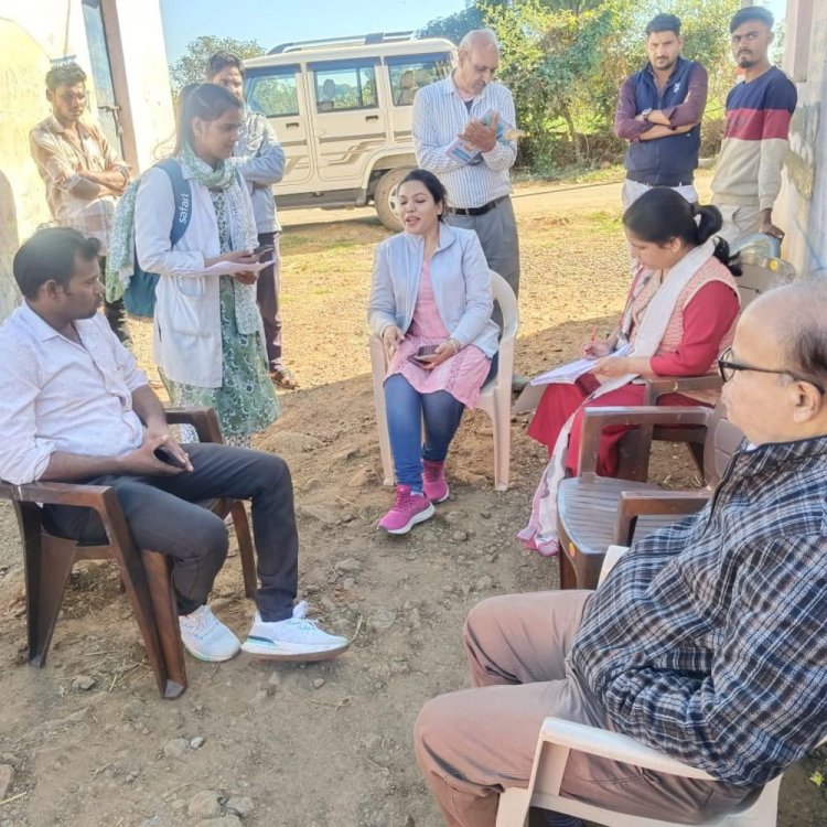 बुखार की सूचना पर एक्शन में स्वास्थ्य विभाग:गांव में 37 मरीजों का किया स्वास्थ्य परीक्षण, 10 के ब्लड सैंपल जांच के लिए भेजे