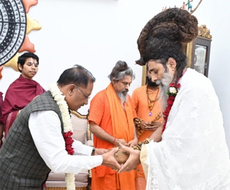 मुख्यमंत्री विष्णु देव साय से सद्गुरु ऋतेश्वर महाराज ने की सौजन्य मुलाकात