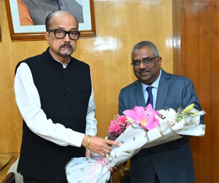 राज्यपाल डेका से रेल्वे अधिकारियों ने की सौजन्य भेंट