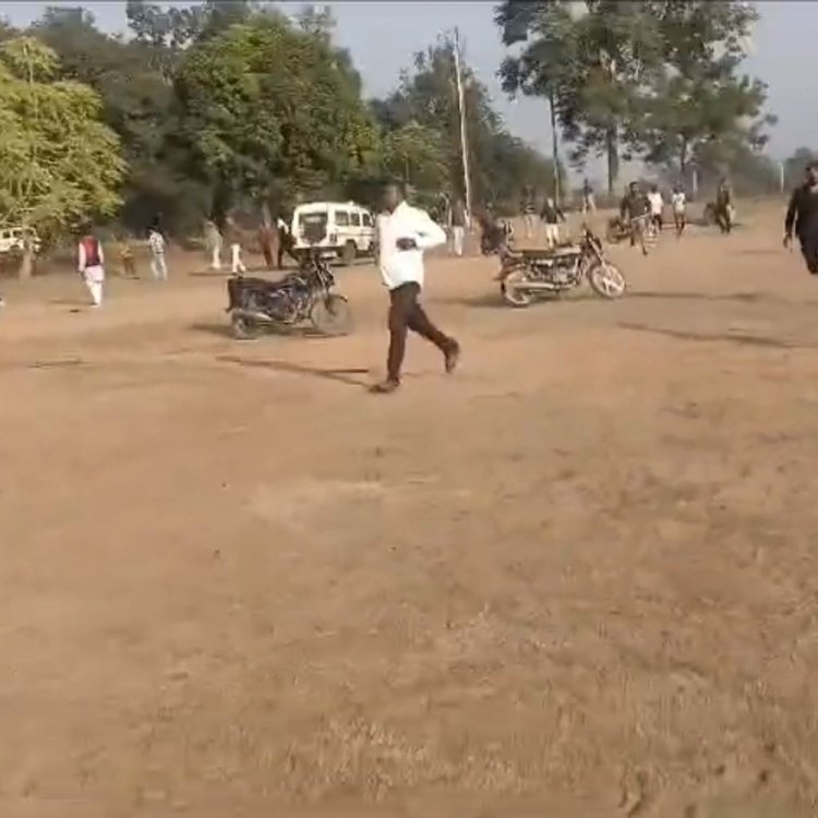 रेत उत्खनन को लेकर विवाद:ग्रामीण और रेत कर्मचारियों के बीच चले लाठी-डंडे, पुलिस ने कराया मामला शांत