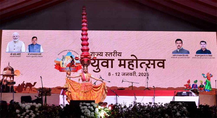 राजस्थान-सवाई मानसिंह स्टेडियम में हुआ युवा महोत्सव, ‘मेगा कल्चरल इवनिंग’ में नव्या भटनागर ने 22 मटके रखकर किया भवाई नृत्य