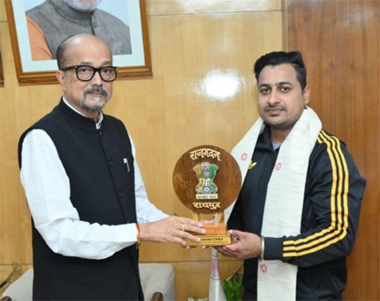 राज्यपाल डेका से पैरा एशिया कप के गोल्ड मेडल विजेता झा ने सौजन्य भेंट की