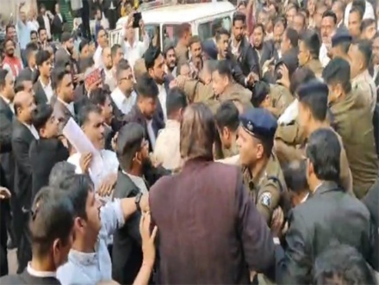 रायपुर कोर्ट में युवक को वकीलों ने पीटा
