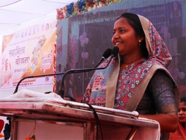 प्रधानमंत्री नरेंद्र मोदी ने वीडियो कॉन्फ्रेंसिंग से जुड़कर स्वामित्व योजना के तहत  हितग्राहियों को बांटा संपत्ति कार्ड