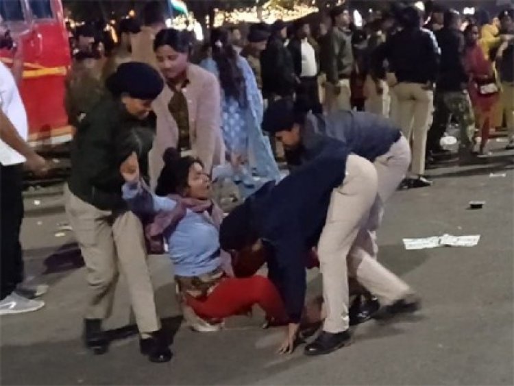 बर्खास्त B.Ed सहायक शिक्षकों को पुलिस ने घसीटकर सड़क से हटाया