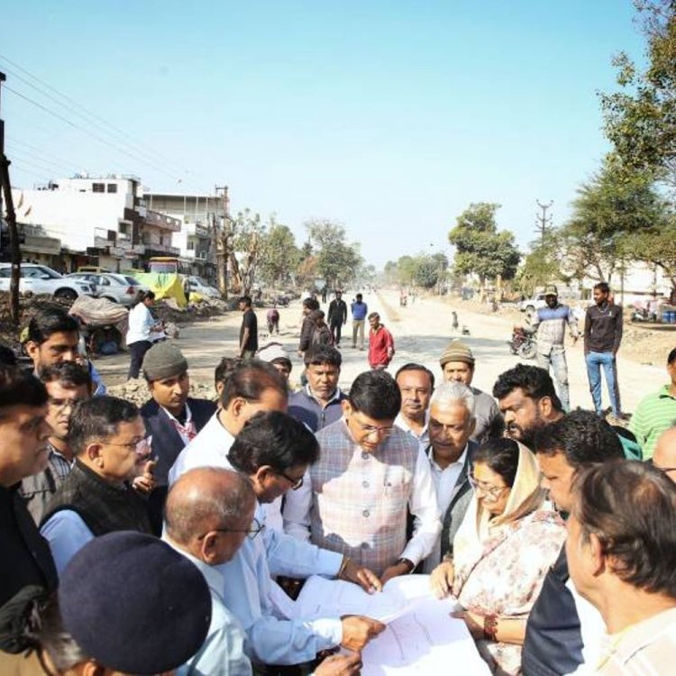 महापौर-विधायक ने किया मास्टर प्लान सड़क का निरीक्षण:बोले- यह पश्चिम इंदौर की लाइफलाइन बनेगी; यू-टर्न सुविधाओं पर विशेष जोर