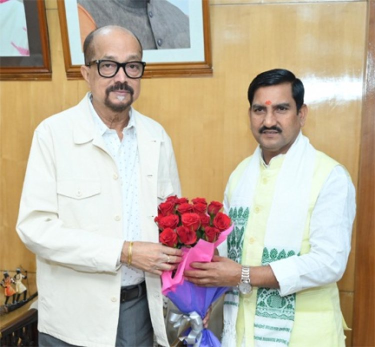 राज्यपाल डेका से केन्द्रीय मंत्री साहू ने की सौजन्य भेंट
