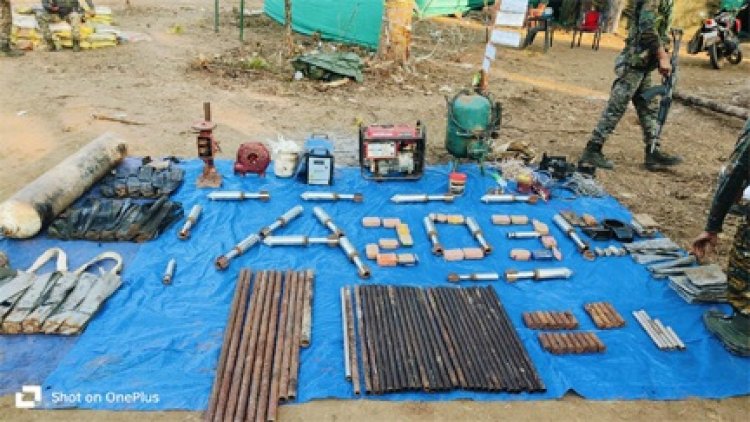 नक्सलियों को एक और झटका, हथियारों का जखीरा जवानों ने किया जब्त