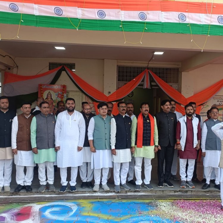 बड़वानी में 76वें गणतंत्र दिवस पर अनूठी पहल:भाजपा जिलाध्यक्ष ने बूथ अध्यक्ष से तिरंगा फहराया, सांसद-विधायक भी मौजूद थे