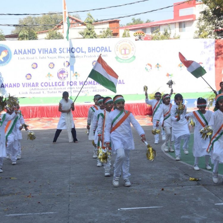 आनंद विहार विद्यालय में गणतंत्र दिवस का भव्य आयोजन:वाइस एडमिरल बिमल वर्मा ने फहराया तिरंगा, छात्रों ने दी सांस्कृतिक प्रस्तुतियां