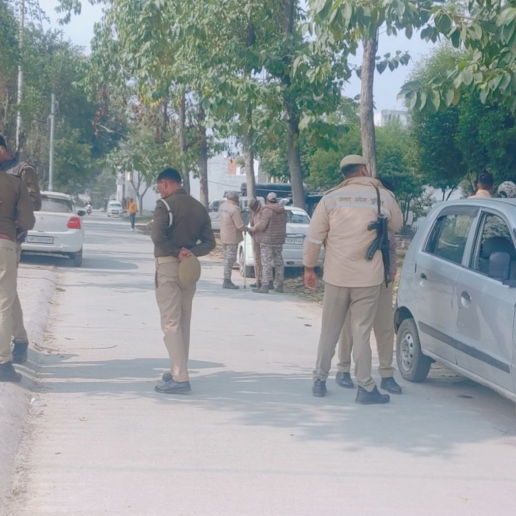 मेरठ में डिवाइडर से टकराकर ई-रिक्शा पलटा:गले में पहना धागा किसी चीज में फंसने से ड्राइवर की मौत, काम के बाद वापस गांव जा रहा था