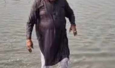 केजरीवाल के बयान पर भाजपा का पलटवार:जिलाध्यक्ष ने यमुना में स्नान कर किया आचमन, बोले-दिल्ली CM ने नहीं निभाया सफाई का वादा