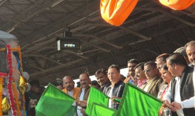 पीलीभीत से गोरखपुर तक ट्रेन का संचालन:केंद्रीय मंत्री जितिन प्रसाद ने हरी झंडी दिखाकर पूरनपुर तक किया सफर