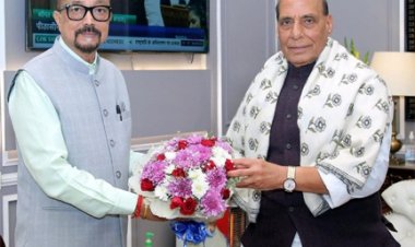 भारत के रक्षा मंत्री सिंह से राज्यपाल डेका ने सौजन्य भेंट की