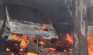 खड़ी एंबुलेंस में लगी भीषण आग, VIDEO:फायर ब्रिगेड नहीं पहुंची, विकास खंड परिसर में 2 एंबुलेंस जलकर खाक