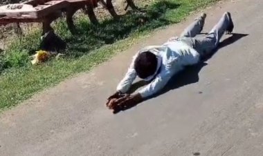 तालाब विकास और मंदिर के लिए 12 किमी दंडवत परिक्रमा:युवक बोला- गांववालों ने चक्काजाम किया, प्रशासन ने नहीं सुना, इसलिए यह करना पड़ा