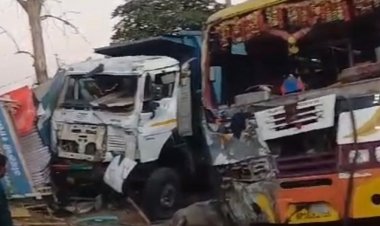 अनियंत्रित ट्रक डिवाइर से टकराया, चालक समेत 2 गंभीर घायल:ब्यौहारी में खड़ी दो बसों में भी टक्कर मारी; फिर दुकान में जा घुसा