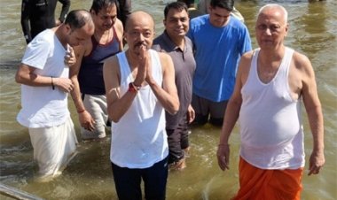 राज्यपाल डेका ने महाकुंभ के अवसर पर त्रिवेणी संगम में किया स्नान